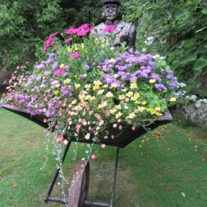 PASHLEY MANOR GARDENS Kitchen Gardener Sculpture By Graham Thrussell By Kate Wilson